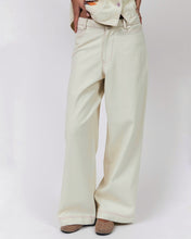 Cargar imagen en el visor de la galería, Jeans crema bordado