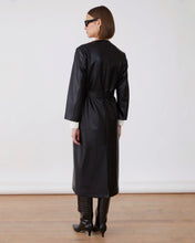 Cargar imagen en el visor de la galería, Abrigo negro polipiel