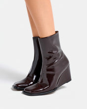Cargar imagen en el visor de la galería, Botín cuña marrón chocolate