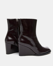 Cargar imagen en el visor de la galería, Botín cuña marrón chocolate