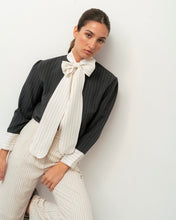 Cargar imagen en el visor de la galería, Camisa gris lazo